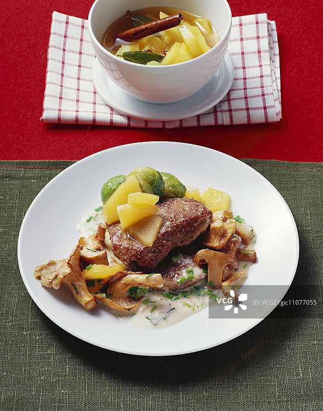 炸鹿肉片配榅桲和鸡油菌图片素材
