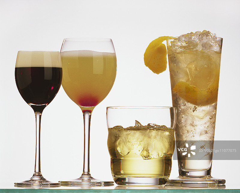 俄罗斯饮品：伏特加酸酒和酸味鸡尾酒，莫斯科骡子，白色俄罗斯图片素材