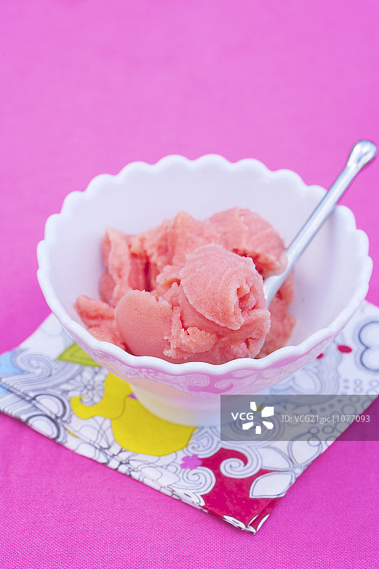 碗里的血橙冰糕图片素材