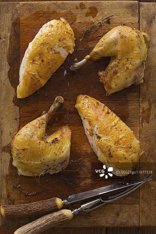 木制砧板上的烤鸡块图片素材