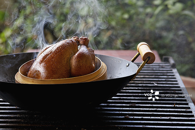 铁锅烟熏鸡图片素材