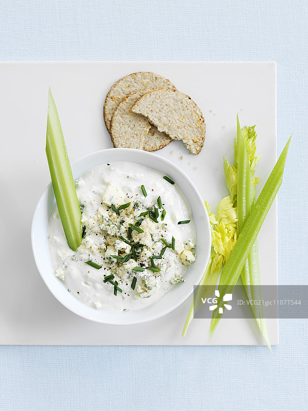 搭配饼干和芹菜的蓝纹奶酪蘸酱图片素材