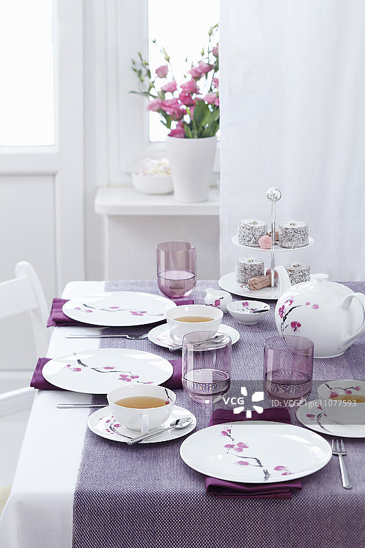 为下午茶准备的桌子，配有分层蛋糕架图片素材