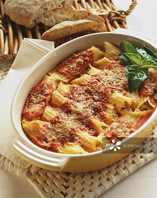 烤盘中的马尼科蒂图片素材