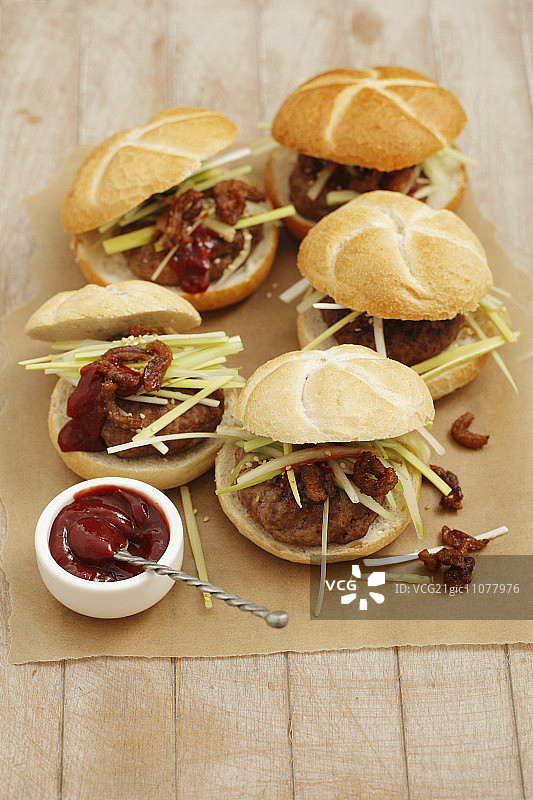 自制黄瓜、韭葱和海鲜酱鸭肉汉堡图片素材