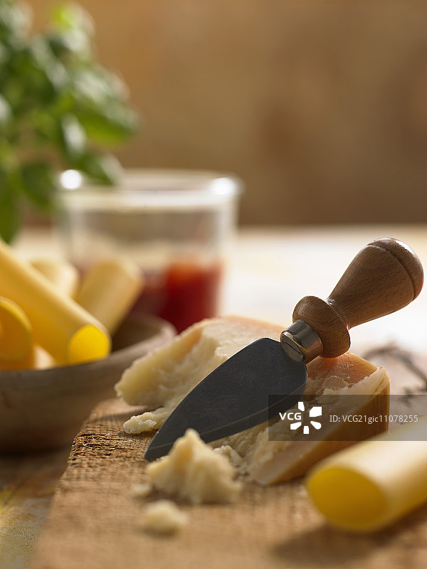帕尔马干酪配奶酪刀、意大利面、罗勒和番茄酱图片素材
