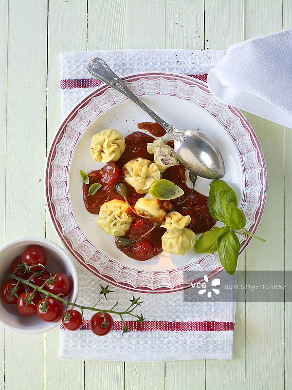 刺山柑番茄意大利饺子图片素材