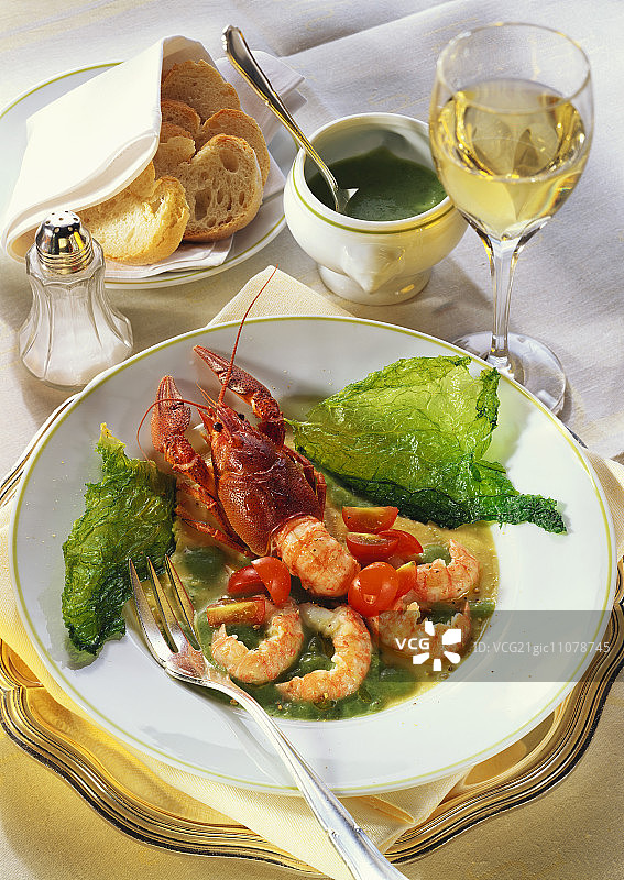 配西葫芦酱的蟹肉高汤淡水螯虾图片素材