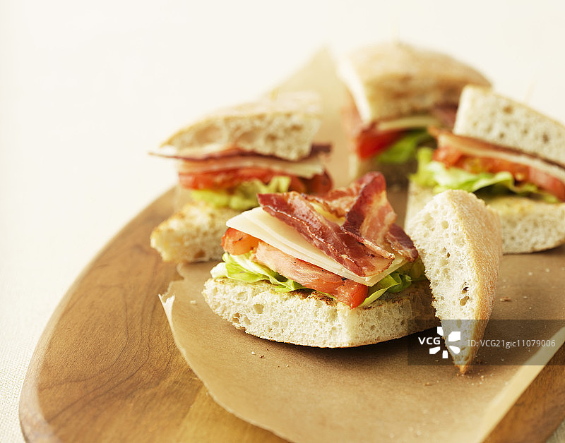 防油纸上的BLT三明治图片素材