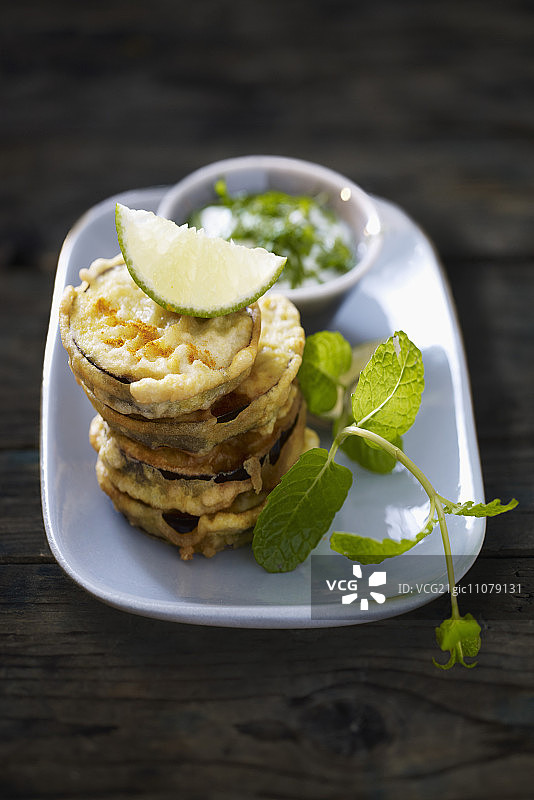 配薄荷酱的茄子油条图片素材