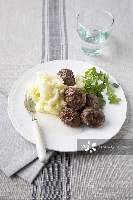 浅色酱汁肉丸配土豆泥图片素材
