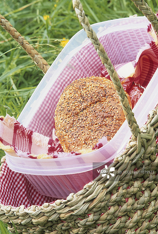 野餐篮里的面包卷图片素材