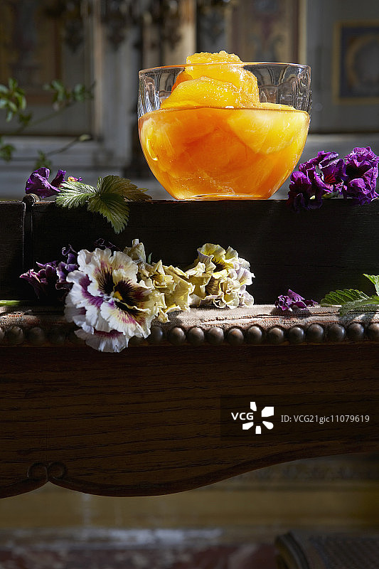 玻璃碗中的苹果蜜饯图片素材