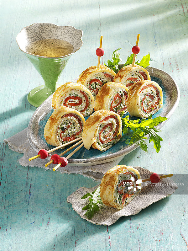 烟熏三文鱼芝麻菜奶油薄饼图片素材