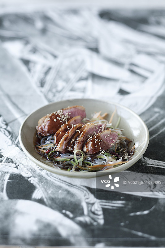 照烧汁鸭胸肉配粉丝图片素材