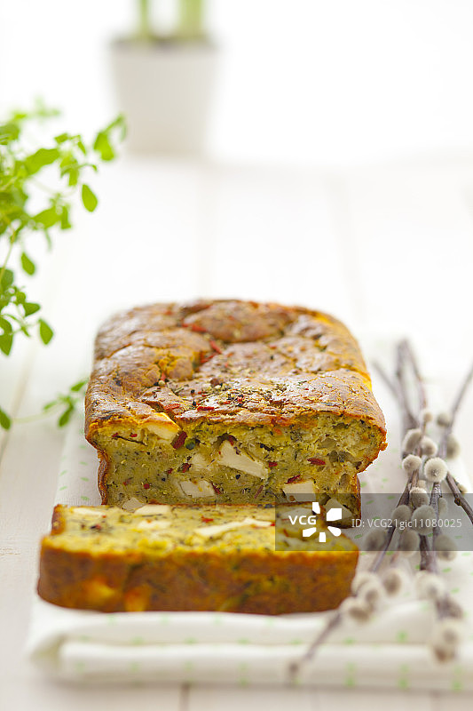 西葫芦蛋糕配羊乳酪和晒干的西红柿图片素材