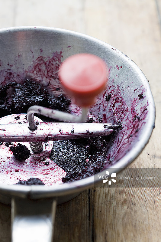 用研磨机处理波森莓图片素材