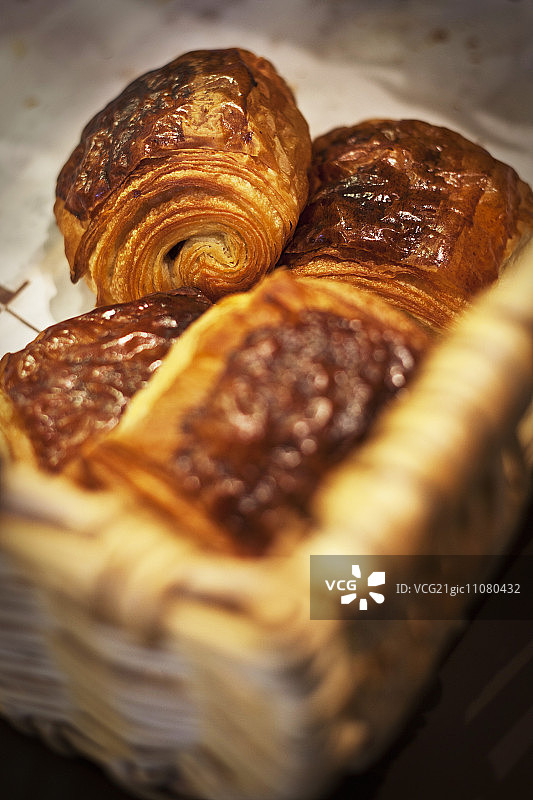 篮子里的新鲜糕点图片素材