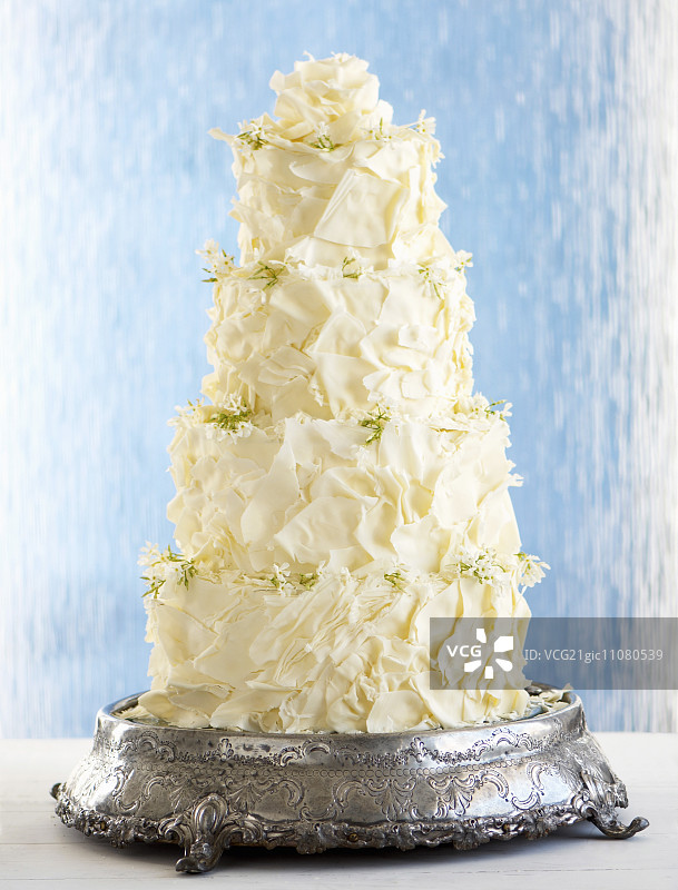 多层婚礼蛋糕，配有甘纳许和白巧克力图片素材
