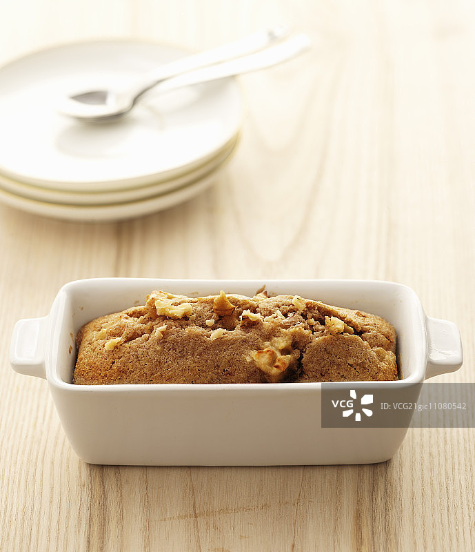 瓷盘烤制的山核桃香蕉蛋糕图片素材