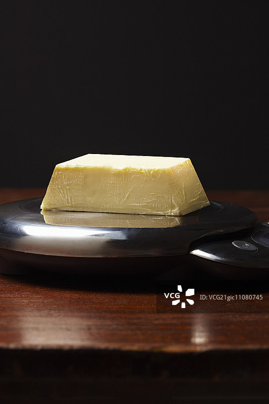 厨房秤上的黄油图片素材