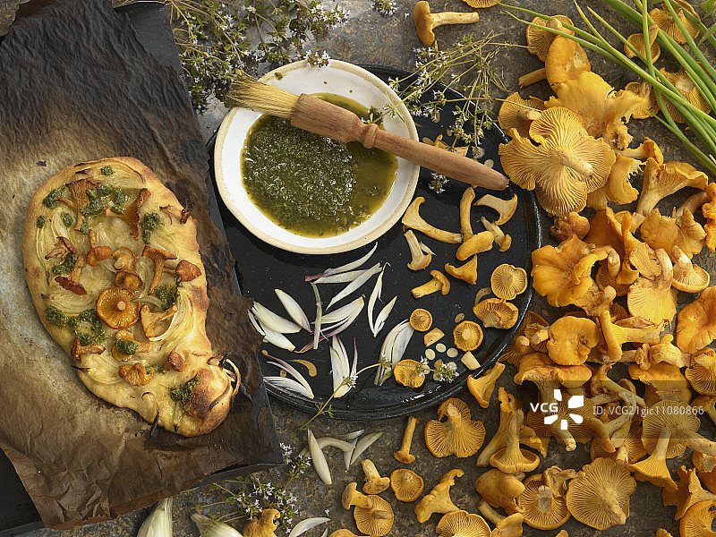 鸡油菌百里香蒜蓉佛卡夏图片素材