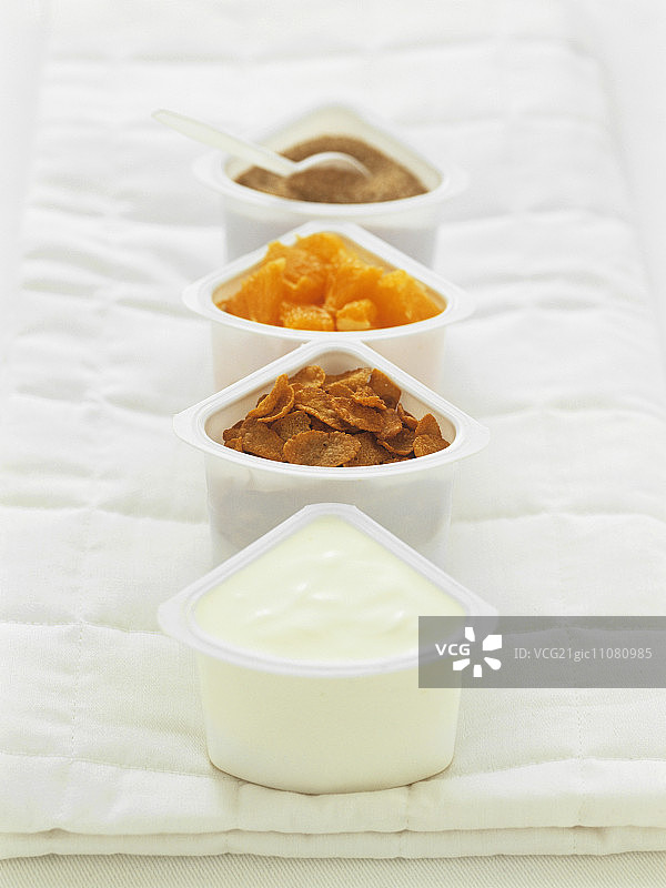 酸奶、玉米片、水果和红糖图片素材
