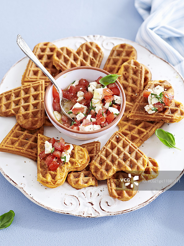 搭配番茄莎莎酱和羊乳酪的咸味华夫饼图片素材