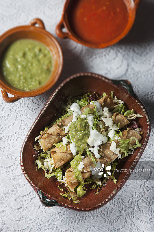 鸡肉酸奶油鳄梨酱玉米卷饼（墨西哥）图片素材