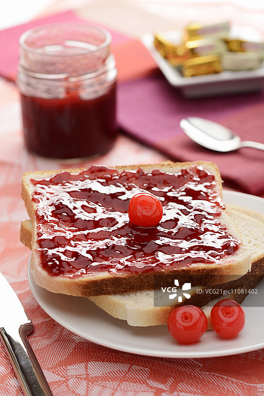 带有樱桃酱的白面包切片图片素材