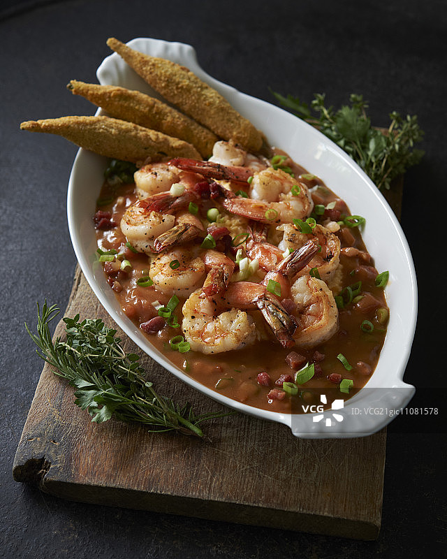 鲜虾粗玉米粉配火腿和炸秋葵图片素材