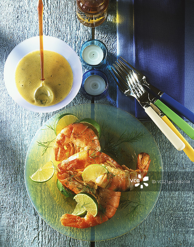 鲜虾配香草、辣根蛋黄酱和青柠图片素材
