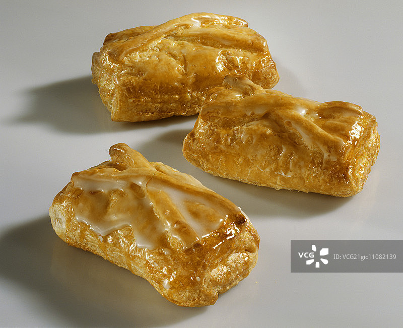 三个带有糖霜的苹果馅饼图片素材