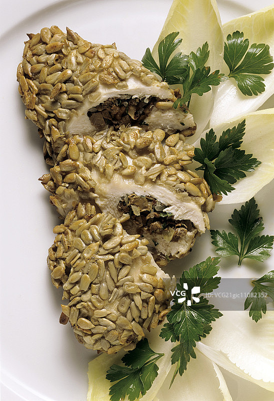 向日葵籽蘑菇馅鸡胸肉图片素材