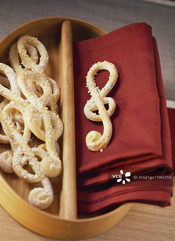 披萨面团中的高音谱号（音乐符号）图片素材