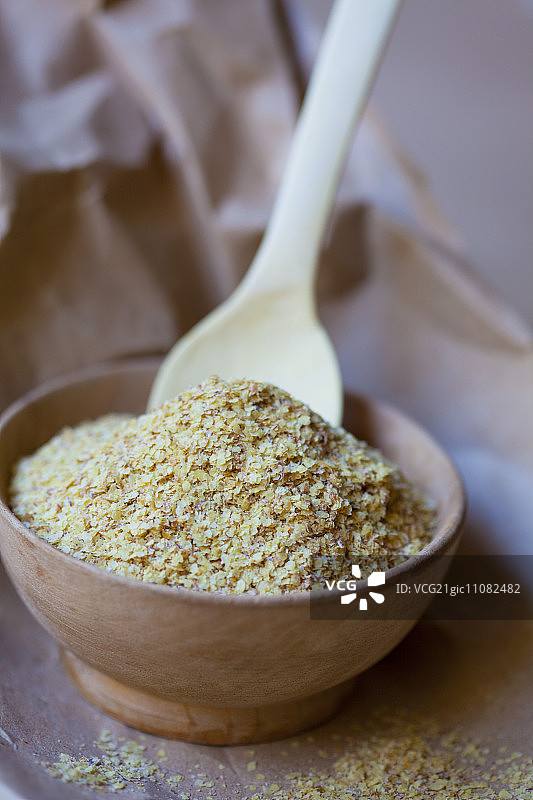 木碗中的小麦胚芽与勺子图片素材