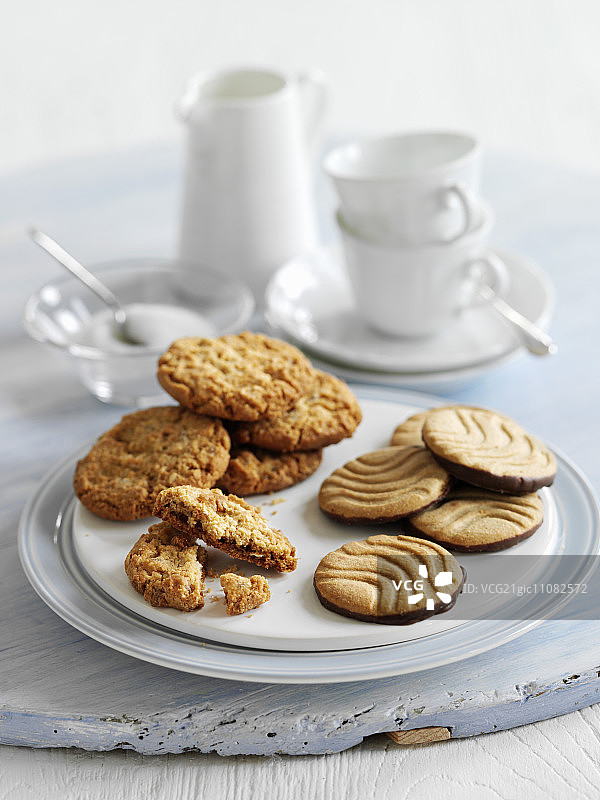 手工饼干、咖啡杯、小水罐和糖碗图片素材