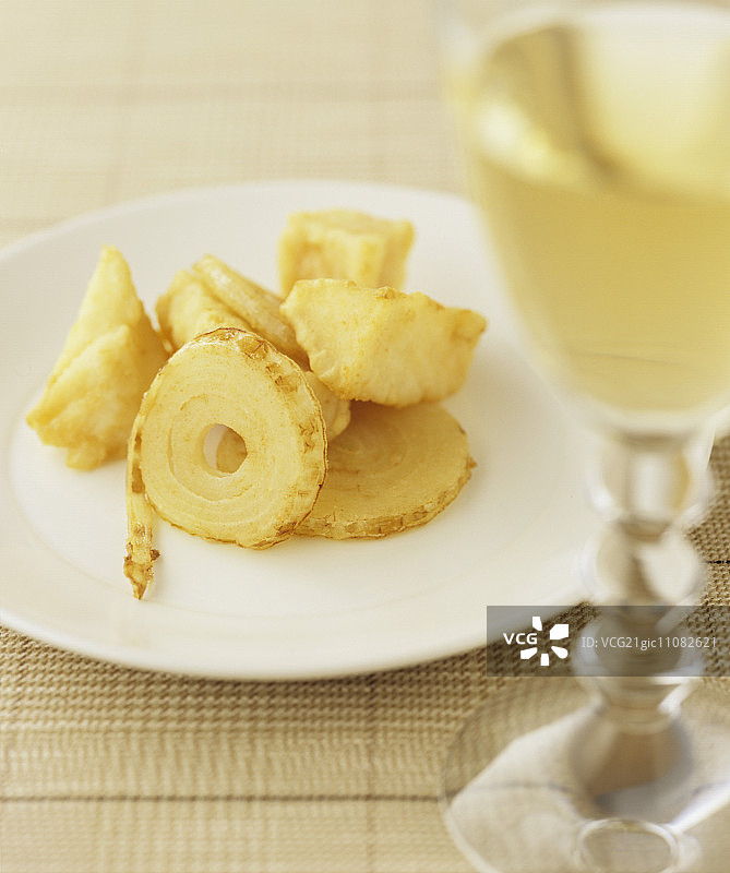 洋葱芹菜炸面糊与白葡萄酒图片素材