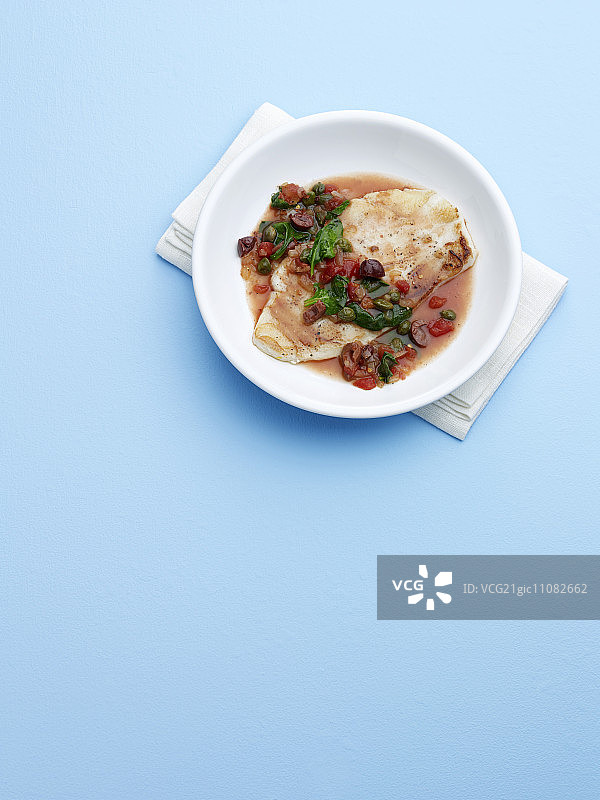 番茄、刺山柑和橄榄酱汁鲈鱼图片素材