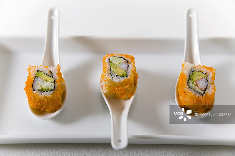 三个加州卷放在勺子上图片素材