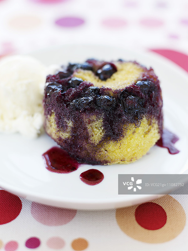 带冰淇淋的蓝莓倒置蛋糕图片素材