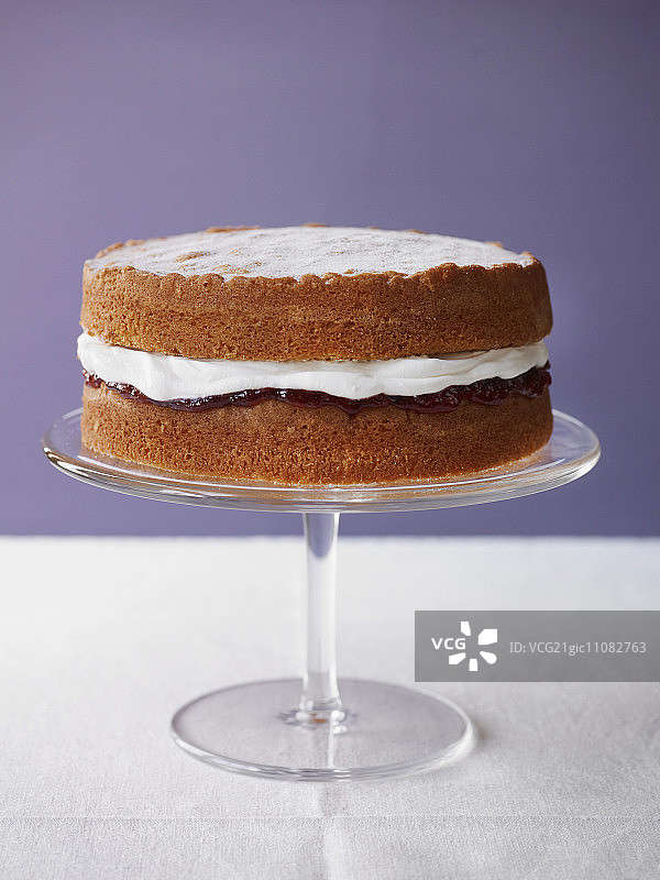 维多利亚海绵蛋糕在蛋糕架上图片素材