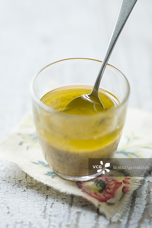 玻璃杯中的法式沙拉酱和勺子图片素材
