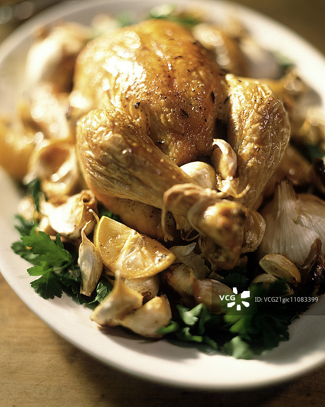 烤鸡配大蒜和柠檬图片素材