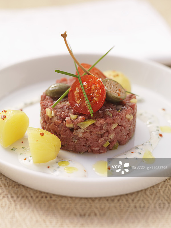 鞑靼牛排配小番茄和大水瓜柳图片素材
