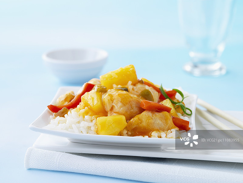 糖醋鸡肉配米饭图片素材