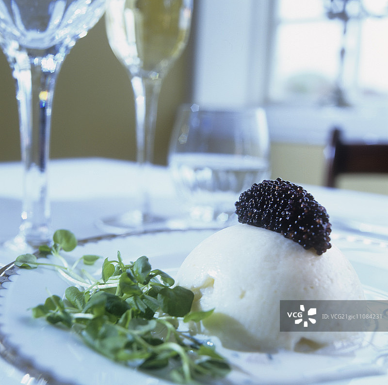 扇贝配黑鱼子酱图片素材