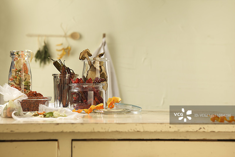 厨房橱柜上的干燥香料图片素材