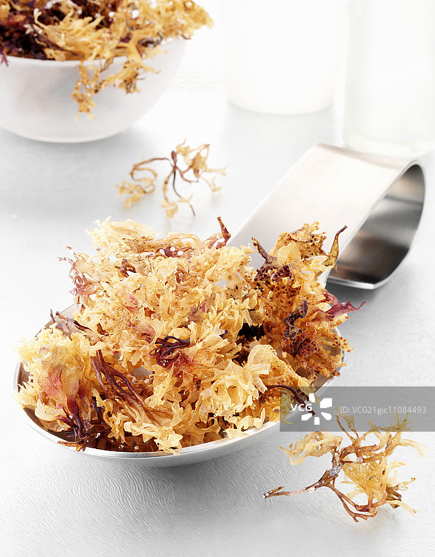 勺子上的爱尔兰苔藓图片素材