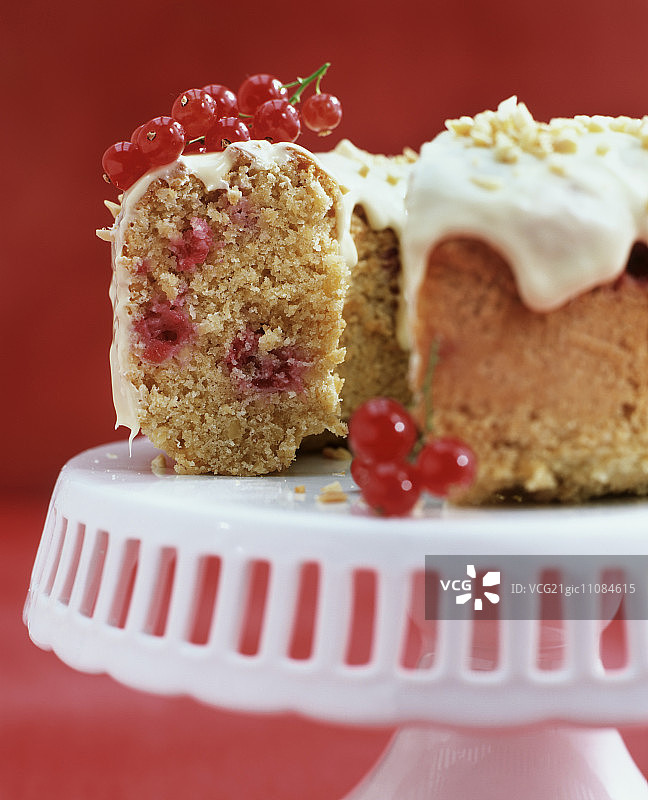 蛋糕架上的红醋栗圈图片素材